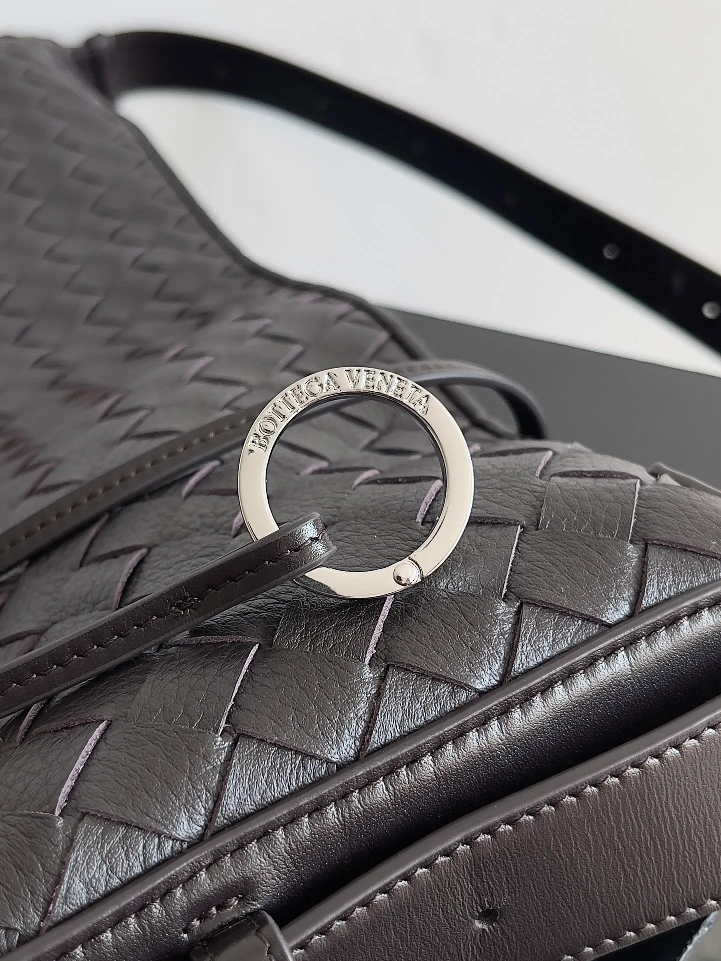 Batch 2800 BOTTEGA VENETA's new Traveler deerskin series is here! The travel season is coming soon, and I believe you must need a large-capacity and simple bag. This new Traveler is very in line with the current travel craze. The whole bag is designed with deerskin and is made of the highest quality leather. It feels tougher to the touch. The super large capacity is suitable for short trips. Traveling with friends and family does not require carrying heavy luggage. It is also very convenient for friends who often travel for work. You can carry two changes of clothes and a computer with you. It also comes with an adjustable shoulder strap to free your hands. Style number: 806974 Size: 44*33*9cm